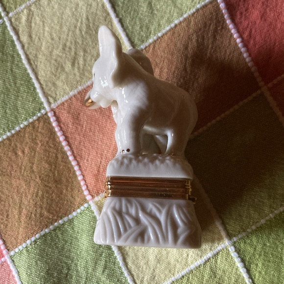 Lenox treasures Tender Hearts Elephant Box with matching golden charm - Picture 4 of 10